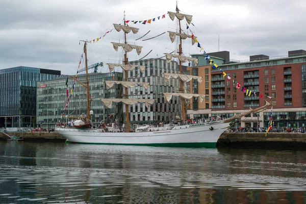 DUBLIN, IRELAND - SEP 08 2019: Meksika yelkenli gemisi ARM Cuauhtemoc Dublin 'de. Uzun gemi. Liffey Nehri.