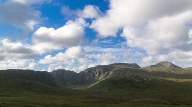 Donegal, Co. Donegal, İrlanda 'daki Derryveagh Dağları. Vahşi Atlantik Yolu.