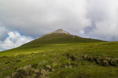 Derryveagh Dağları 'ndaki Errigal Dağı, Donegal Bölgesi, İrlanda. Vahşi Atlantik Yolu.