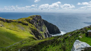 Slieve Leage manzarası, Donegal, İrlanda. Vahşi Atlantik Yolu.