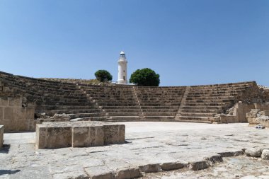 Paphos Arkeoloji Parkı 'ndaki (Kato Pafos) Odeon amfitiyatrosu, Kıbrıs Rum Kesimi Paphos limanı.