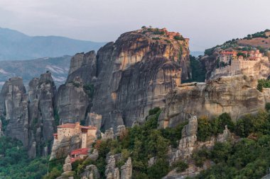 Meteora, manastırları olan dev kaya sütunlarından oluşan devasa bir kompleks. Kalambaka, Yunanistan.