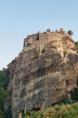Meteora, manastırları olan dev kaya sütunlarından oluşan devasa bir kompleks. Kalambaka, Yunanistan.