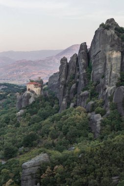 Meteora, manastırları olan dev kaya sütunlarından oluşan devasa bir kompleks. Kalambaka, Yunanistan.
