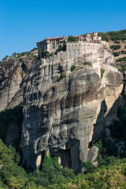 Meteora, manastırları olan dev kaya sütunlarından oluşan devasa bir kompleks. Kalambaka, Yunanistan.
