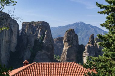 Meteora, manastırları olan dev kaya sütunlarından oluşan devasa bir kompleks. Kalambaka, Yunanistan.