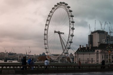 LONDON, İngiltere - 27 Nisan 2018: Londra Gözü ve Thames Nehri manzarası, Londra.
