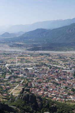 Yunanistan 'ın Meteora kentindeki küçük Kalambaka kasabasının manzarası. 