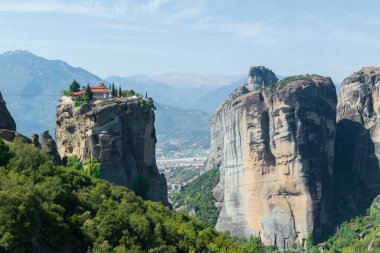  Yunanistan 'ın Meteora kentindeki Kutsal Üçlü Manastırı.