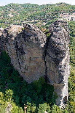 Meteora, manastırları olan dev kaya sütunlarından oluşan devasa bir kompleks. Kalambaka, Yunanistan.