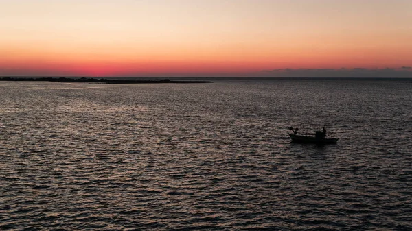 Красивый Закат Греции Рыбацкая Лодка Море — стоковое фото