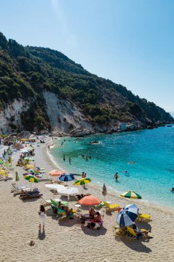 İyon Denizi 'ndeki Agiofili plajı, Lefkada Adası, Yunanistan. İyon Adaları.