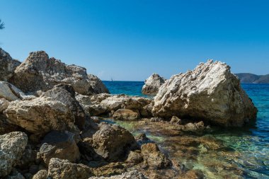 Agiofili sahilindeki kayalar, Lefkada adası, Yunanistan. İyon Adaları. Yaz.
