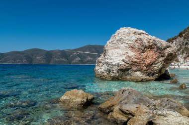 Agiofili sahilindeki kayalar, Lefkada adası, Yunanistan. İyon Adaları. Yaz.