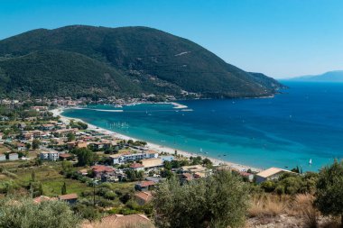 Yunanistan 'ın Lefkada adasındaki Vasiliki Köyü' ne bakın. Yaz tatili. Vasiliki Sahili.