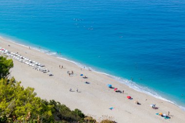 LEFKADA, GREECE - 19 Eylül 2019: Milos Plajı Lefkada Adası, Yunanistan. Agios Nikitas. İyon Adaları. Yaz zamanı..