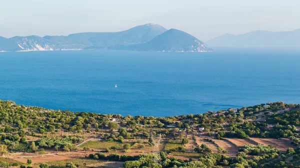 Lefkada Adası 'nın güneyindeki Lefkatas Burnu manzarası. Yaz zamanı. Yunan manzarası.