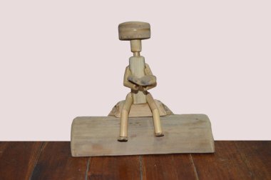 Beyaz arkaplan üzerine bambu bebek okuma kitabı, sağlam arkaplan.