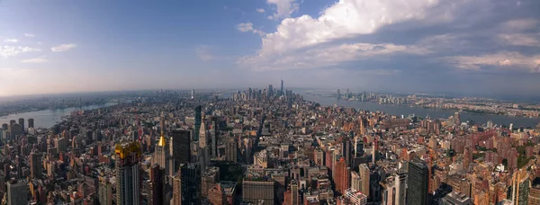 Güneşli bir yaz gününde Manhattan, New York, New York manzarası