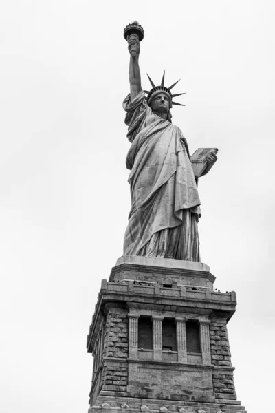 Estátua Liberdade Contra Tiro Vertical Céu Branco — Fotografia de Stock