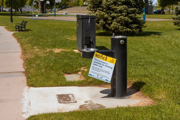 Kelowna, BC / Kanada - 18 Mayıs 2020: Şehir Parkındaki Covid-19 Salgını nedeniyle Su Pınarı Kapandı.