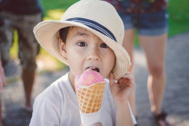 Dondurmalı mutlu bir çocuğun portresi. Yüz ifadesi yapıyor..