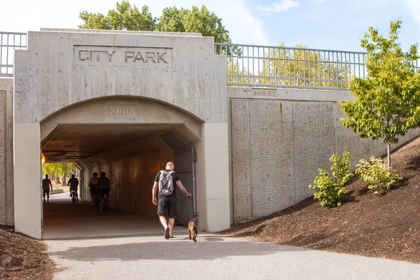 Kelowna, BC / Kanada - 18 Mayıs 2020: Kelowna City Park, BC