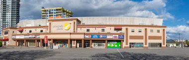 Kelowna, BC / Kanada - 18 Mayıs 2020: Prospera Place, Water Street, Kelowna şehir merkezi.