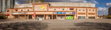 Kelowna, BC / Kanada - 18 Mayıs 2020: Prospera Place, Water Street, Kelowna şehir merkezi.