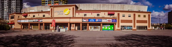 Kelowna, BC / Kanada - 18 Mayıs 2020: Prospera Place, Water Street, Kelowna şehir merkezi.