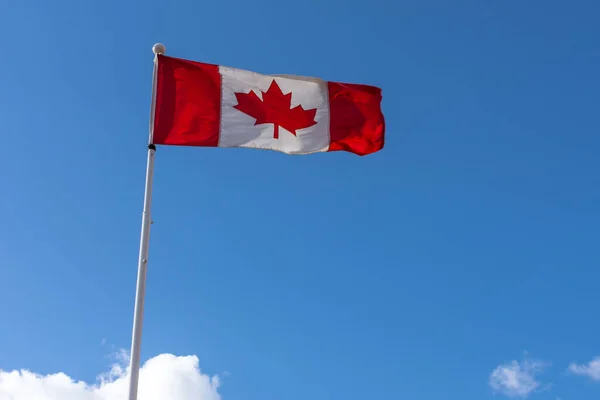 Kanada Bayrağı Gökyüzünde Dalgalanıyor