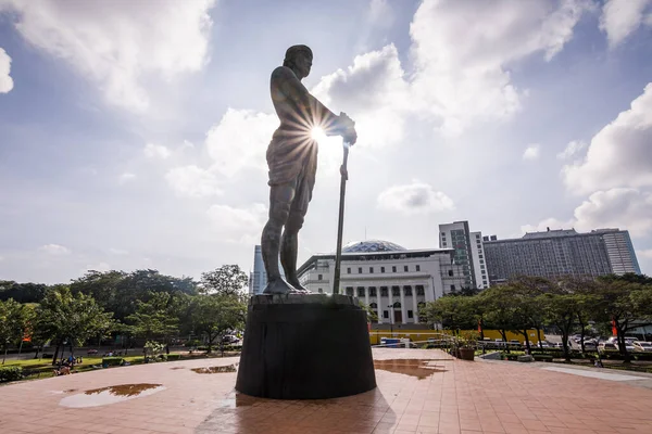 Manila / Filipinler - 27 Aralık 2016: Lapu-Lapu Rizal Park Heykeli