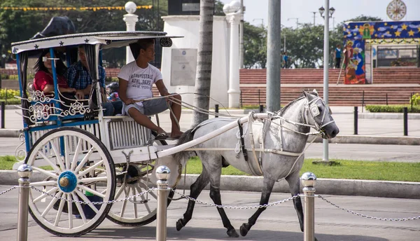Manila / Filipinler - 27 Aralık 2016: Kalesa (At Arabası) Rizal Park 'ta