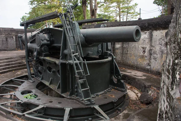 Corregidor Adası, Filipinler - 31 Aralık 2016: Corregidor Adası 'ndaki Crockett Battery. Bu top 2. Dünya Savaşı sırasında kullanılmış..