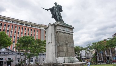 Manila, Filipinler - 11 Ocak 2017: İspanya Anıtı Kralı IV. Charles Manila Katedrali önündeki Plaza De Roma 'da