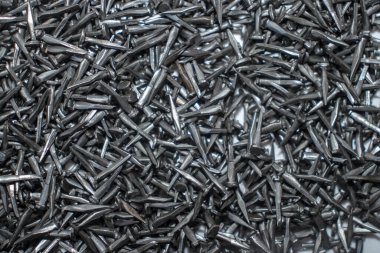 Koruyucu dekoratif kaplamalı ayakkabı çivisi.