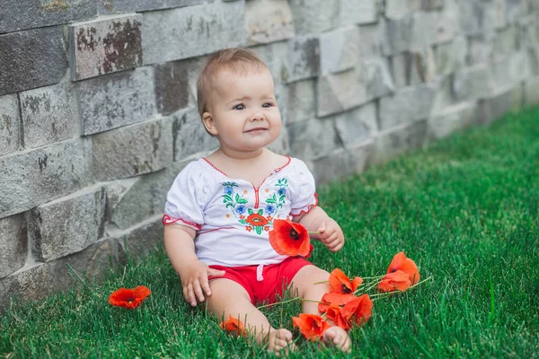 Piękne Dziecko Haftowanej Koszuli Siedzi Trawniku Kwiatami — Zdjęcie stockowe