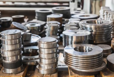 Stoktaki ahşap bir paletin üzerinde yuvarlak metal kurusıkı yatıyor.