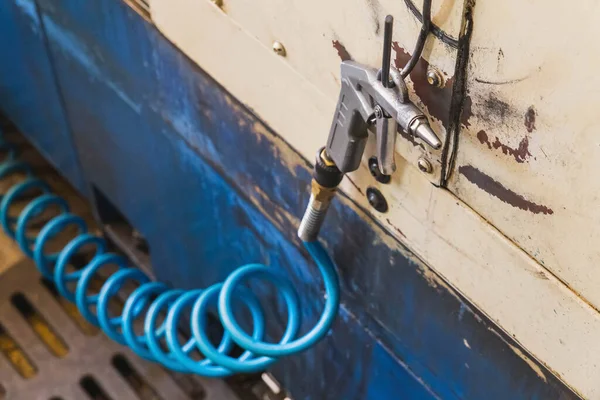 Luchtpistool Met Blauwe Spiraalslang Hangend Aan Een Metalen Haak Een — Stockfoto