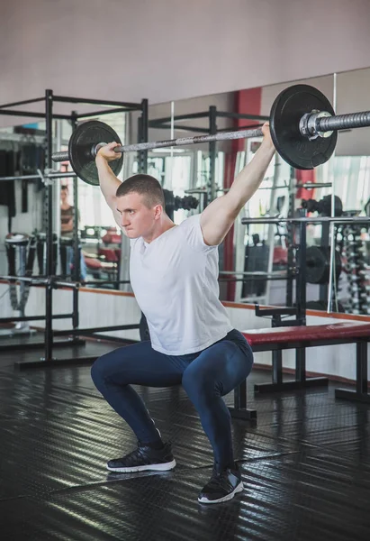 Atleet Joggingbroek Houdt Lange Halter Boven Zijn Hoofd Fitness Club — Stockfoto