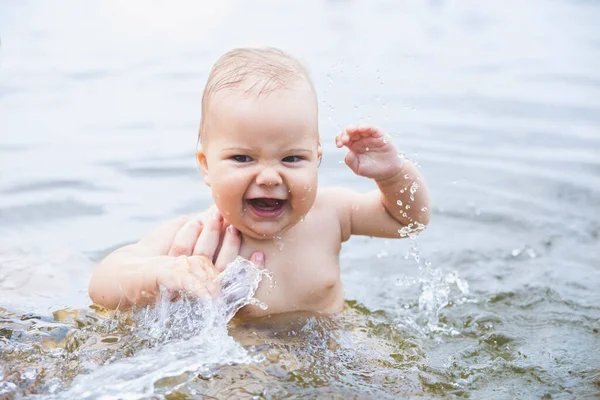 Piękne Dziecko Kąpie Rozpryskującą Się Wodę Śmieje Się Mama Wspiera — Zdjęcie stockowe
