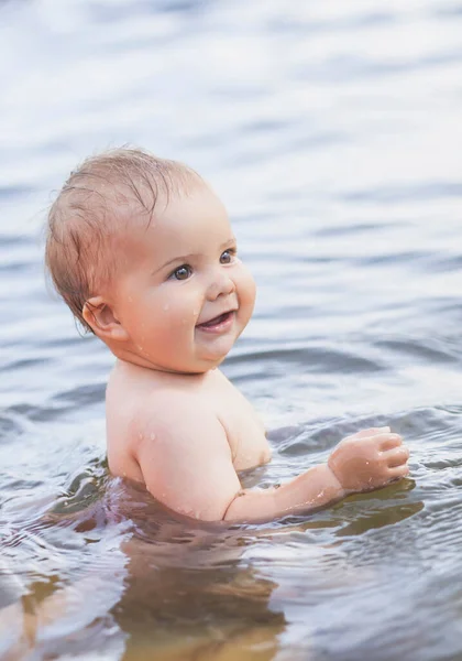 Piękne Blond Dziecko Pływanie Rzece Uśmiecha — Zdjęcie stockowe