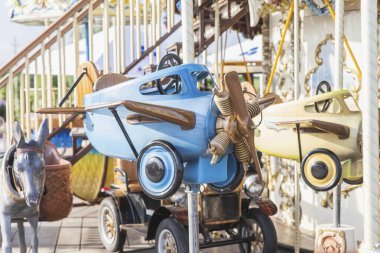 Ukrayna 'da bir lunaparkta güzel bir atlıkarıncada oyuncak uçak.