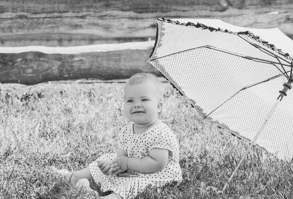 Bebê Bonito Vestido Bolinhas Está Sentado Guarda Chuva Nea Guarda — Fotografia de Stock