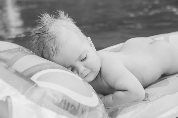 Foto Blanco Negro Hermoso Bebé Flotando Colchón Aire Río — Foto de Stock