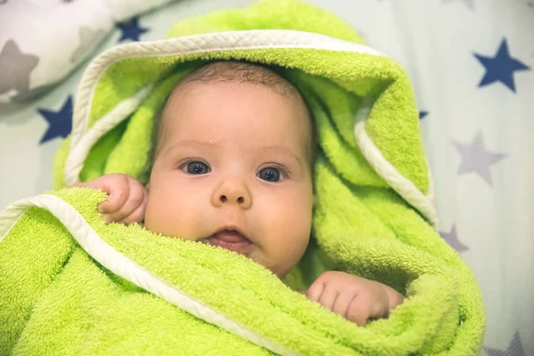 Hermoso Bebé Recién Nacido Envuelto Una Toalla Verde Después Bañarse — Foto de Stock