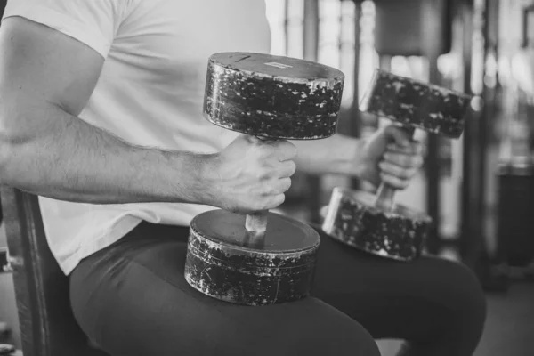 Zwart Wit Foto Van Een Atleet Met Oude Halters Zijn — Stockfoto