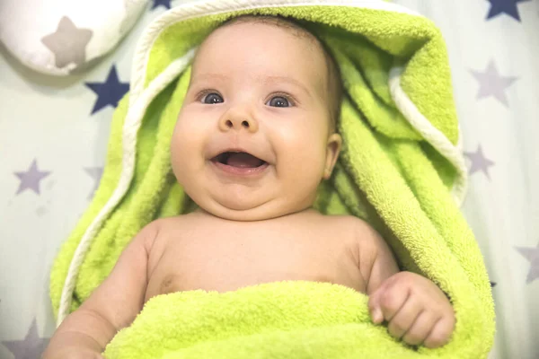 Hermoso Bebé Recién Nacido Envuelto Una Toalla Verde Después Bañarse — Foto de Stock