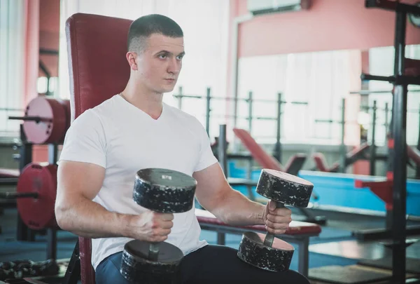 Atleet Zit Met Halters Sportschool Verzamelen Van Kracht — Stockfoto