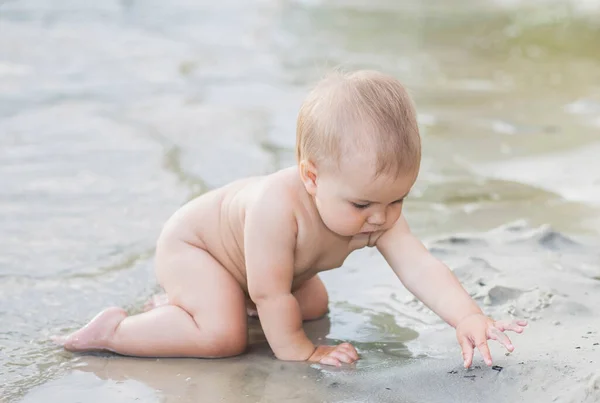 Bellissimo Bambino Nudo Gioca Sulla Spiaggia Nella Sabbia — Foto Stock